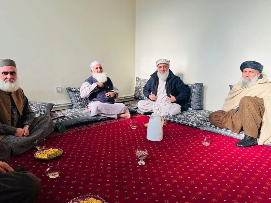 "العلماءُ مَصابيحُ الأرضِ، و خُلَفَاءُ الأنبياءِ!"