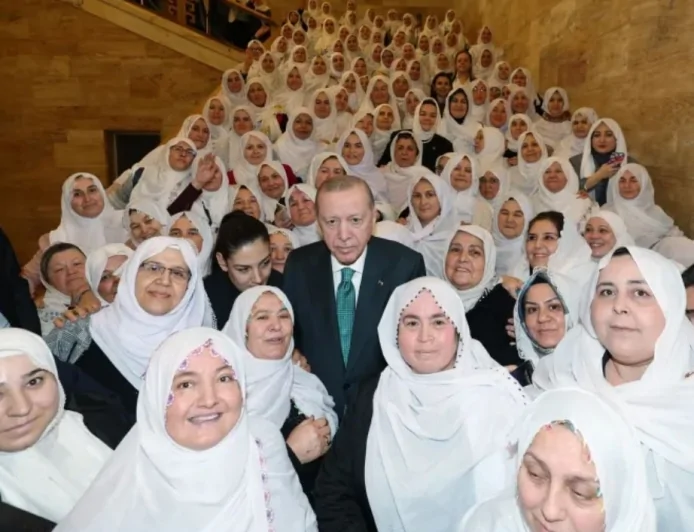 ترکیه ؛ اخیرا در ترکیه خانم زینب گونیش بحیث شهردار در یک شهر انتخاب گردید.