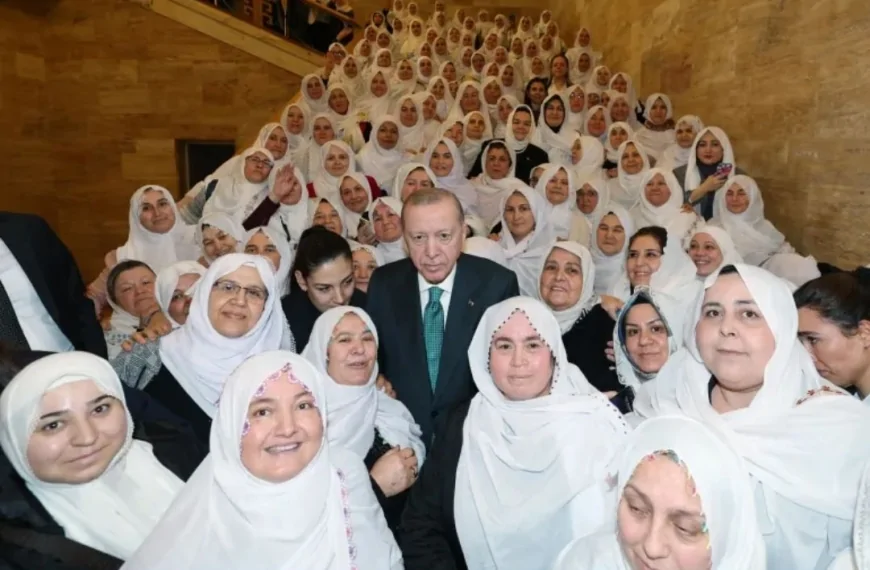 ترکیه ؛ اخیرا در ترکیه خانم زینب گونیش بحیث شهردار در یک شهر انتخاب گردید.