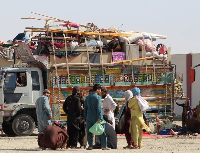 ‏ایا افغانان دومره حق نه لري چې لږ تر لږه د ورورګلوۍ په رڼا کې، په عزت سره خپل وطن ته ستانه شي؟